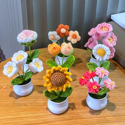 Flores em vasos de crochê feitas à mão Girassol Lírio do Vale Tulipa Flores artificiais em vasos para decoração de mesa de escritório em casa