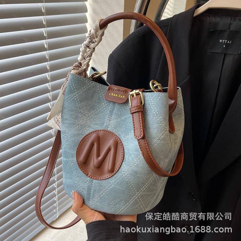 Niche design popular commuter handbag bag women's summer 2025 new trendy high-end versatile messenger bucket bag