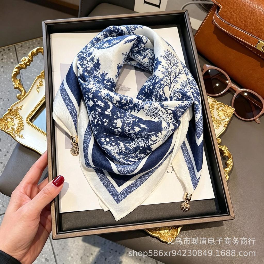 Xiaoxiangfeng new foreign air magnetic buckle scarf high-end triangular scarf versatile neck protection scarf printed windproof square scarf