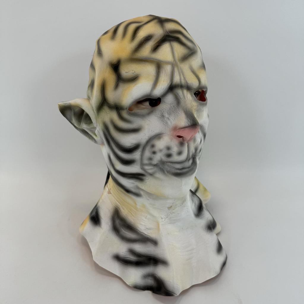 Maschera testa di tigre oggetto di scena per spettacolo teatrale