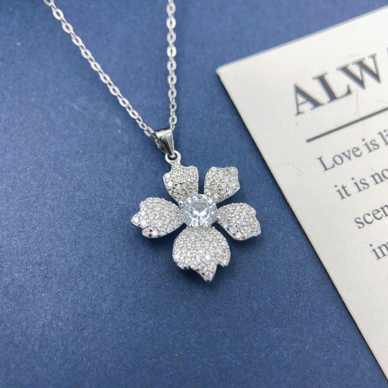

Silver Lucky Clover Zircon Necklace - Elegant Korean Fashion Design for Women S925 Silver