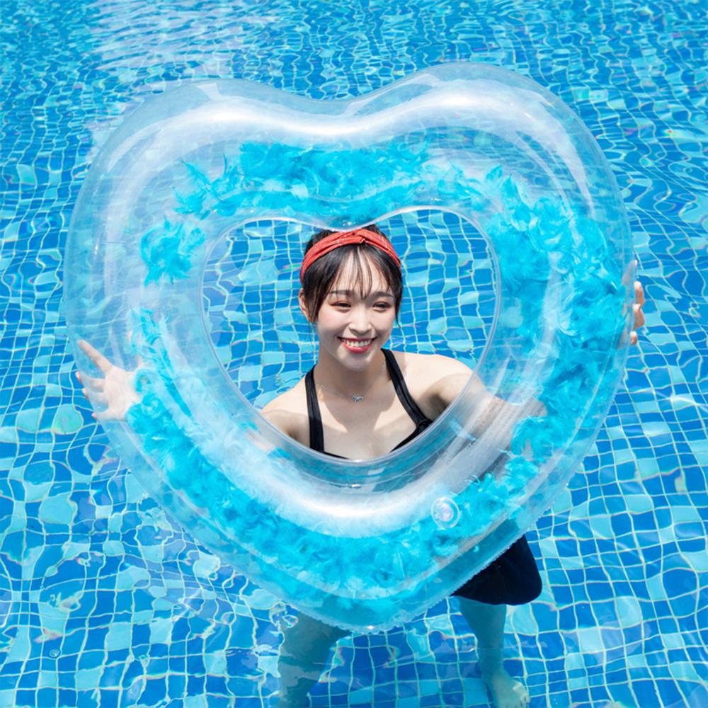Klarer herzförmiger Schwimmring mit Federn, Aufblasbarer Schwimmring für Pool, Urlaubs-Foto-Requisite