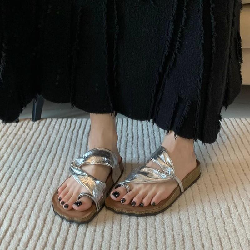 [Lammleder] Damen Hausschuhe tragen ausländischen Stil neuer Sommer silberne Zehensteg Plateau Sandalen Designgefühl Nische