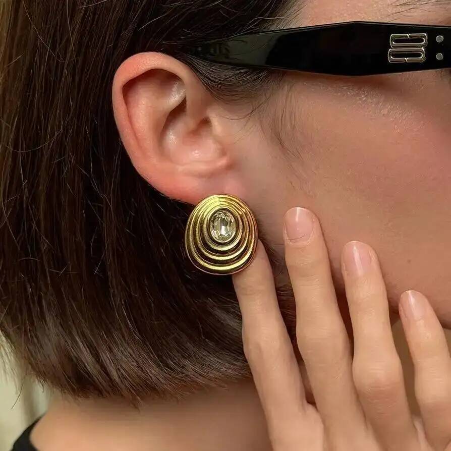 Salircon Temperament Retro Stainless Steel Inlaid Zircon Stud Earring for Women Vintage 18K Gold Plated Piercing Earring Jewelry