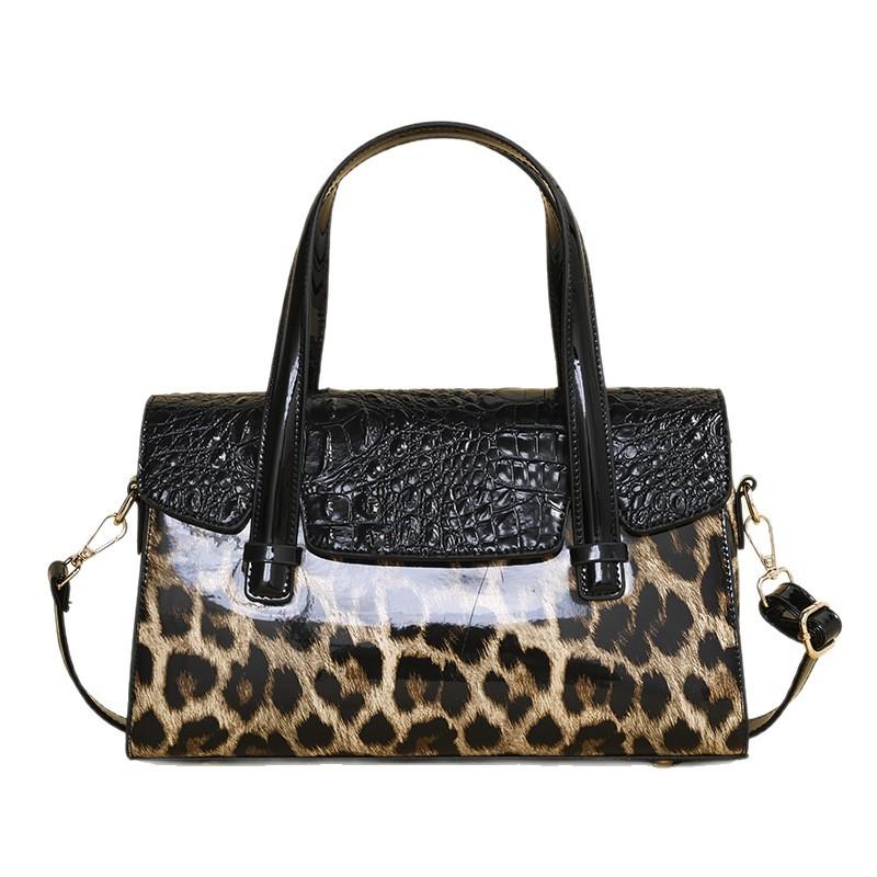 Fashionable Crocodile-patterned Handbag for Women - A High-end, Stylish Single-shoulder Crossbody Bag with A Square Shape.