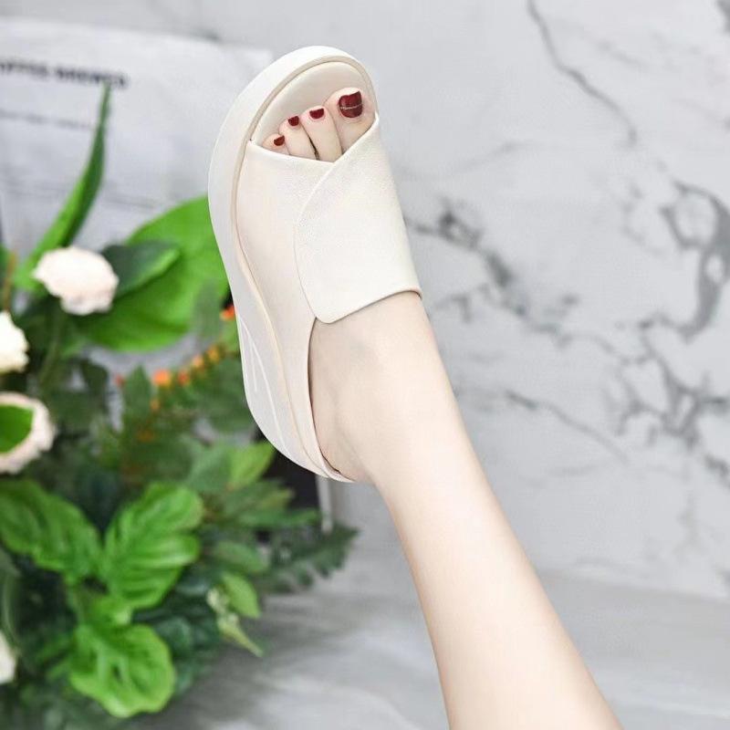 Nouveaux chaussons compensés en cuir souple cool pour femmes, été, mode, célébrité Internet, muffin à semelle épaisse, chaussons cool à une bride