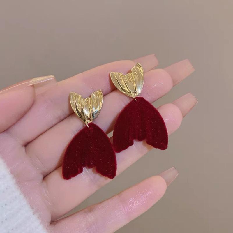2023 Elegant French Retro Fishtail Earrings - Versatile High-Class Studs
