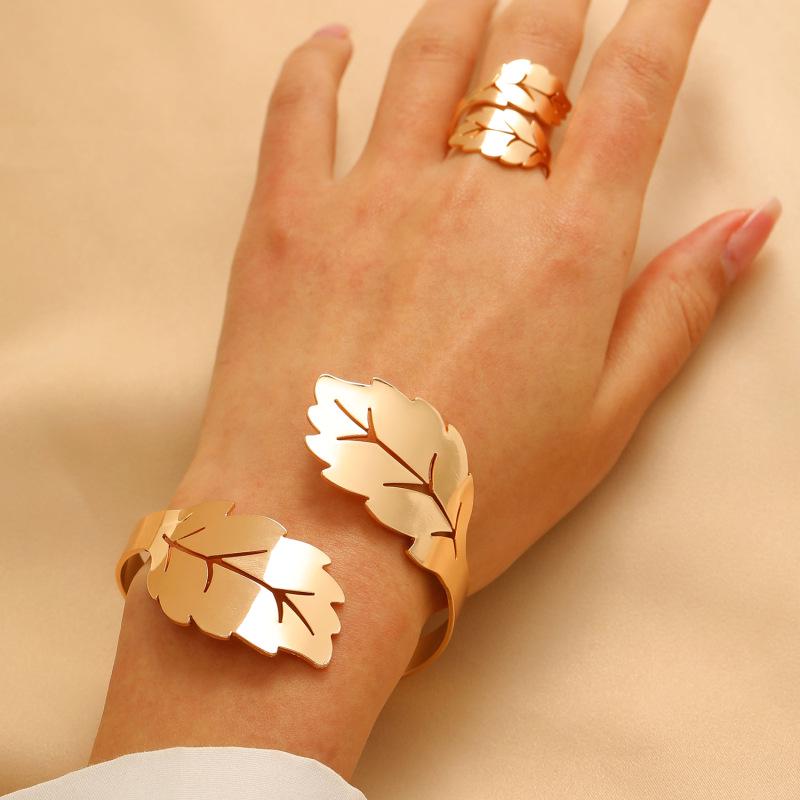 2-teiliges kreatives Metall-Durchbruch-Blatt-Armreif- & Ring-Set für Damen