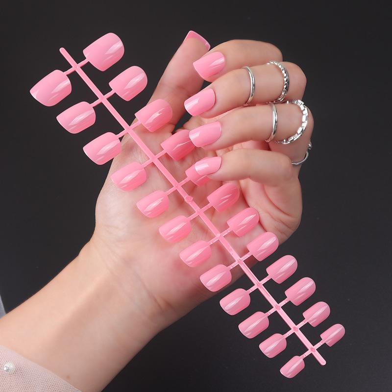 

24 шт./набір DIY Quick Nails Короткі квадратні головки Глянцеві накладні нігті Багатокольорові смужки Готовий одяг Манікюр