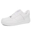 Herrenschuhe sind modisch, atmungsaktiv, leicht und bequem, klassische kleine weiße Schuhe, Frühjahrsschuhe.
