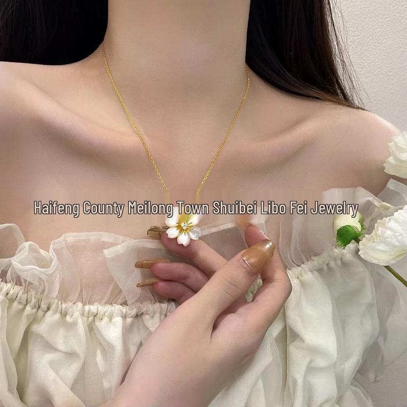 

Gold-Plated Christmas Flower Necklace with Mother-of-Pearl Design: High-End, Luxe, Romantic, Niche Style. V Gold Material