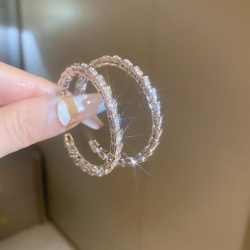 Exquisite Luxury Snake C-Ring Earrings: Elegant, High-End Design with Full Diamond Allure for a Sophisticated Style.