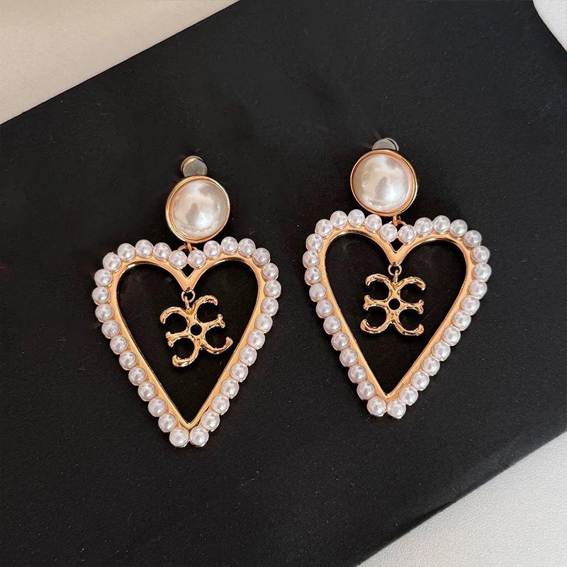 

Французские ретро серьги-пусеты с жемчугом и сердечками, темпераментный придворный стиль, высококлассные серьги, элегантные серьги в стиле легкой роскоши