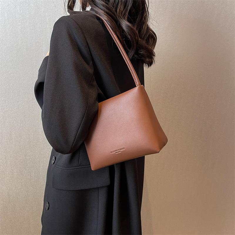 Xiaohongshu live broadcast women's bag supply, this year's popular bag women's high-end sense crossbody niche design single shoulder armpit bag