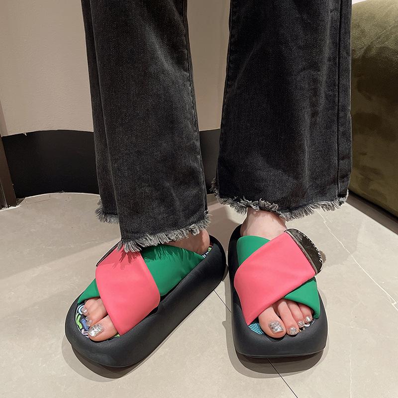 Internet Celebrity Graffiti Slippers Women Summer Wear 2024 New Niche Fashion Muffin Thick Bottom Out Beach Cool Slippers
