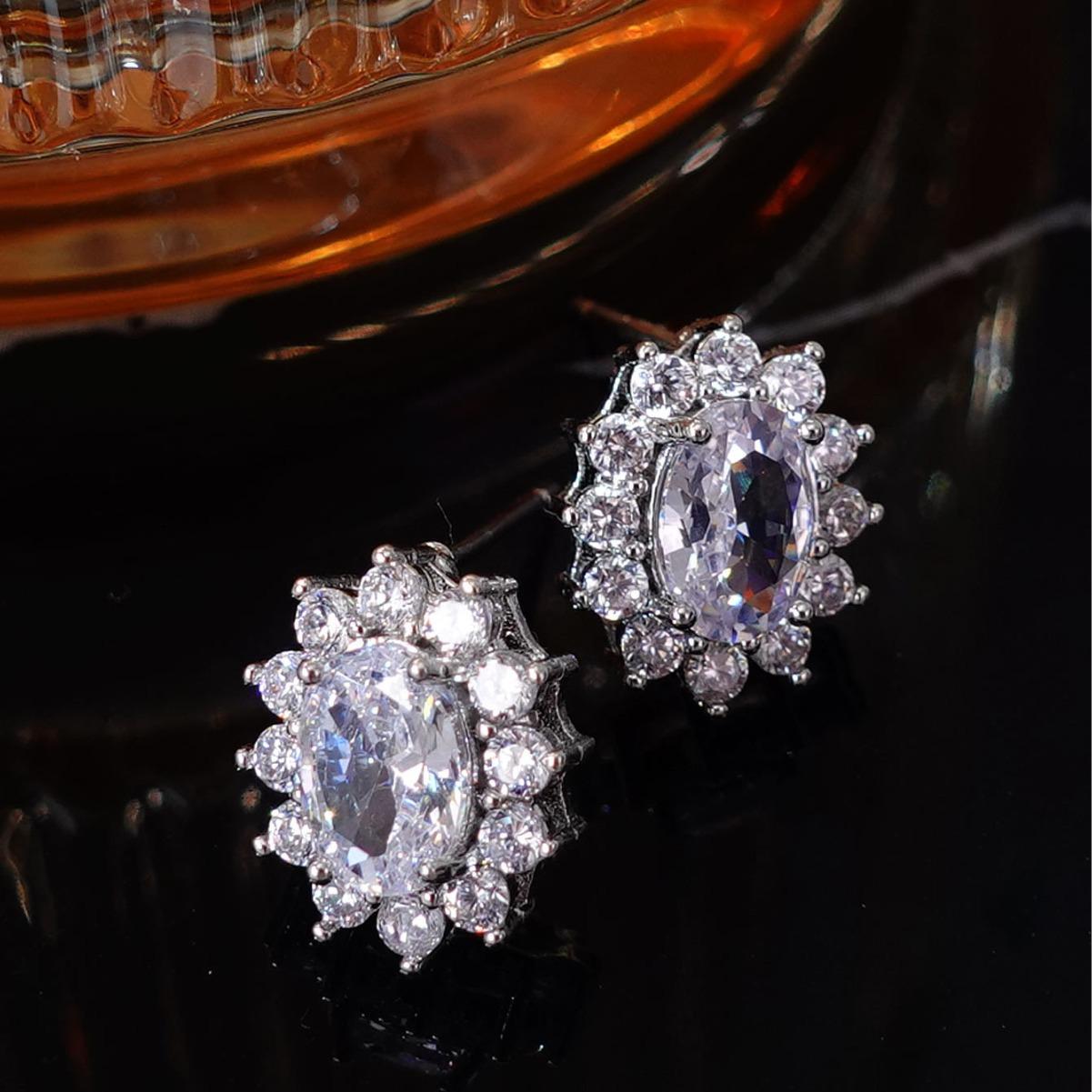 

Серьги-гвоздики с цветочным цирконием — маленькие и изысканные, высококачественные серьги «Холодный ветер» с бриллиантовой оправой, нишевая мода, индивидуальный темперамент