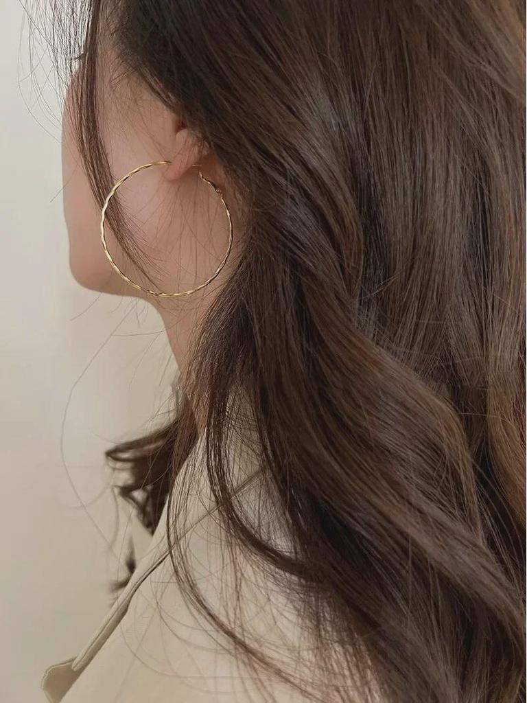 Korean Fashion Large Circle Wave Earrings for Women - Versatile, Chic, Temperate Style