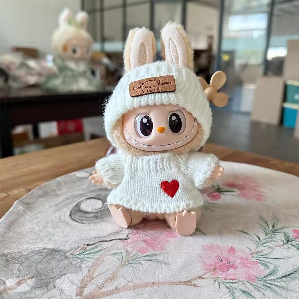 Roztomilé doplňky pro panenku Labubu Bunny s pleteným oblečením, králičími ušima, kloboukem a svetrem se srdíčkem pro sběratele hraček, oblečení pro Labubu