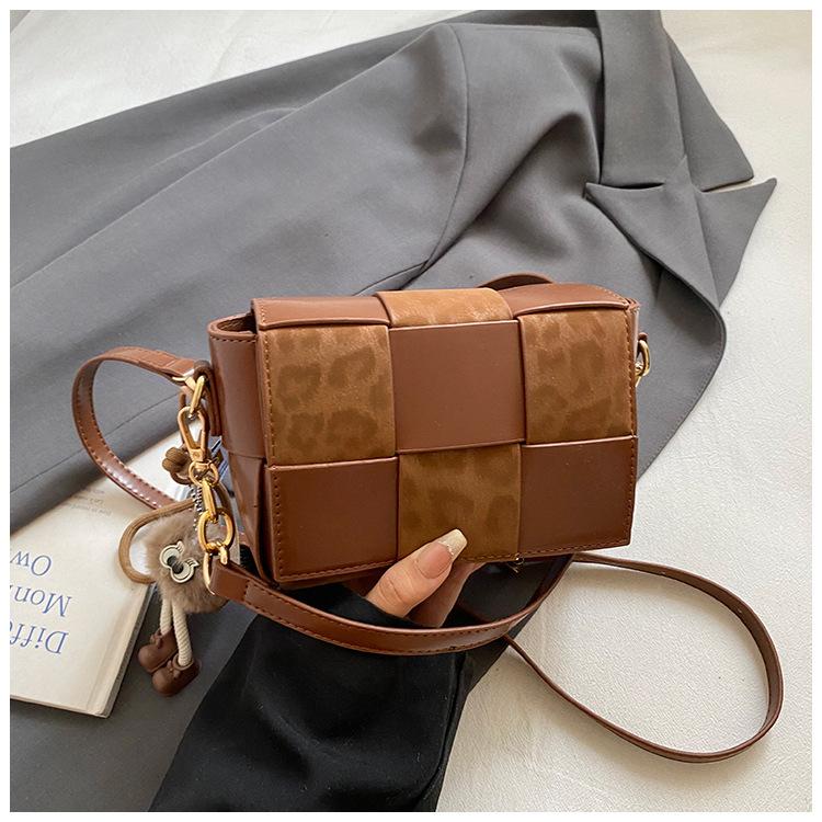 Korean version of niche contrasting color woven small square bag 2025 new versatile retro trend shoulder bag ins messenger women's bag