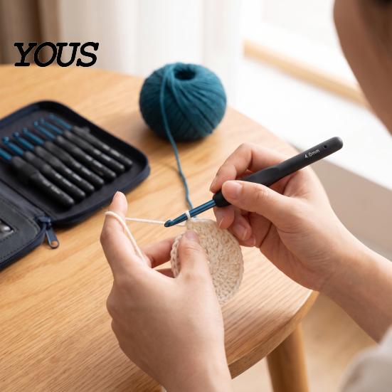 Knitting Tools Case 1 Set Crochet Hook Kit, 8 Sizes 2.5mm-6mm Yarn Portable Supplies with Storage , Soft TPR Handle Needle & Scissors