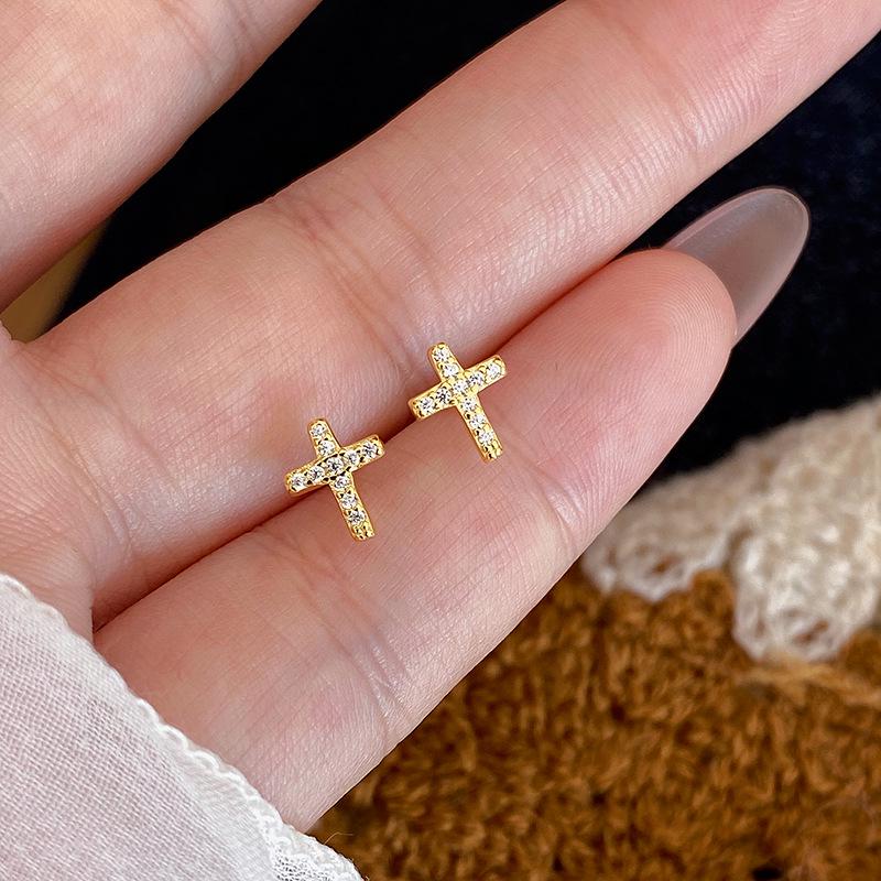 Náušnice krížiky z pozláteného 18K zlatom striebra S925 s pave diamantmi - kórejský štýl, dizajn ľahkého luxusu