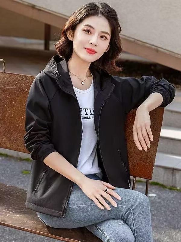 Women's Korean-Style Hooded Windbreaker - Casual, Loose-Fit, Windproof Jacket for Spring & Autumn.