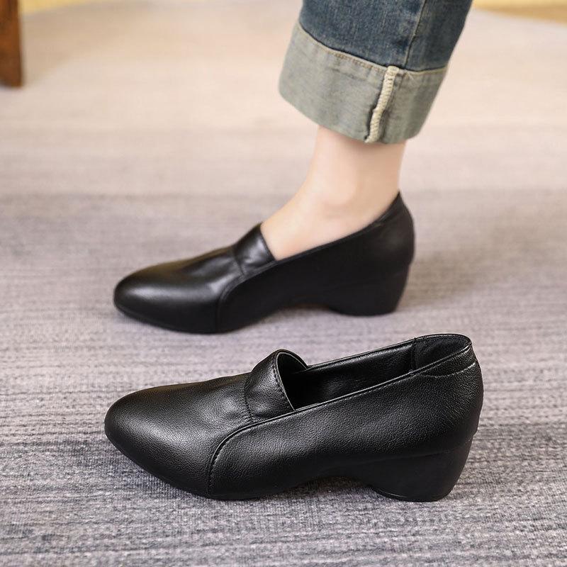 Single shoes women's 2025 spring and autumn new shallow mouth pointed leather shoes soft leather soft sole women's shoes thick heel medium heel 