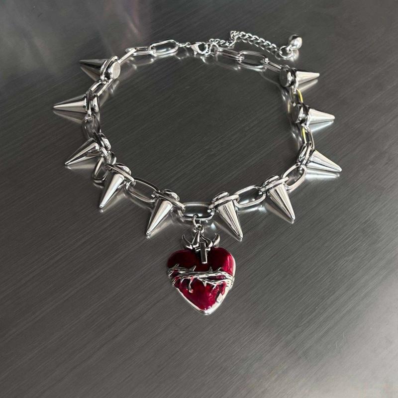 A Punk Gothic Thorn Heart Pendant Necklace for Men and Women, Hip-hop Metal Rivet Spike Necklace, Grunge Rock Jewelry Gift