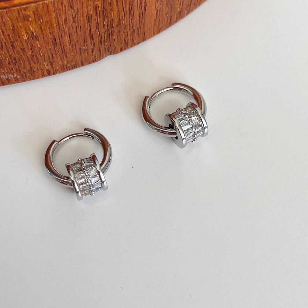 Elegant Zircon Ear Cuff Earrings - Rich Girl Style, High-End Design, Light Luxury with a Slim Waist for Fashionable Women