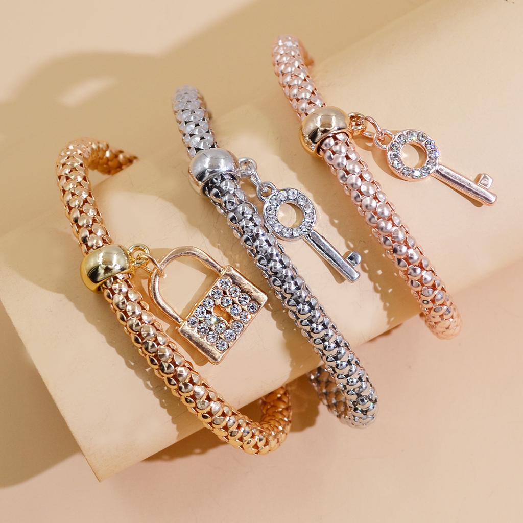3-Color Women's Fashion Elastic Corn Chain Heart Pendant Bracelet Set, Suitable for Date, Travel, Party, Festival Dress Gifts