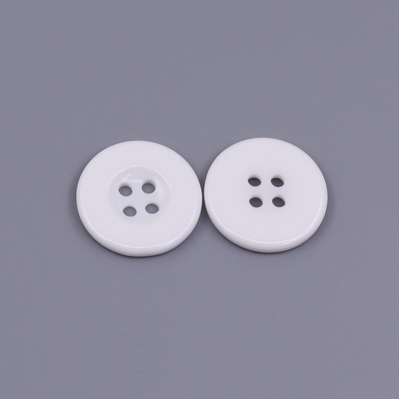 Czarno-białe guziki żywiczne do mundurów: Wszechstronny do odzieży roboczej i kurtek szefa kuchni