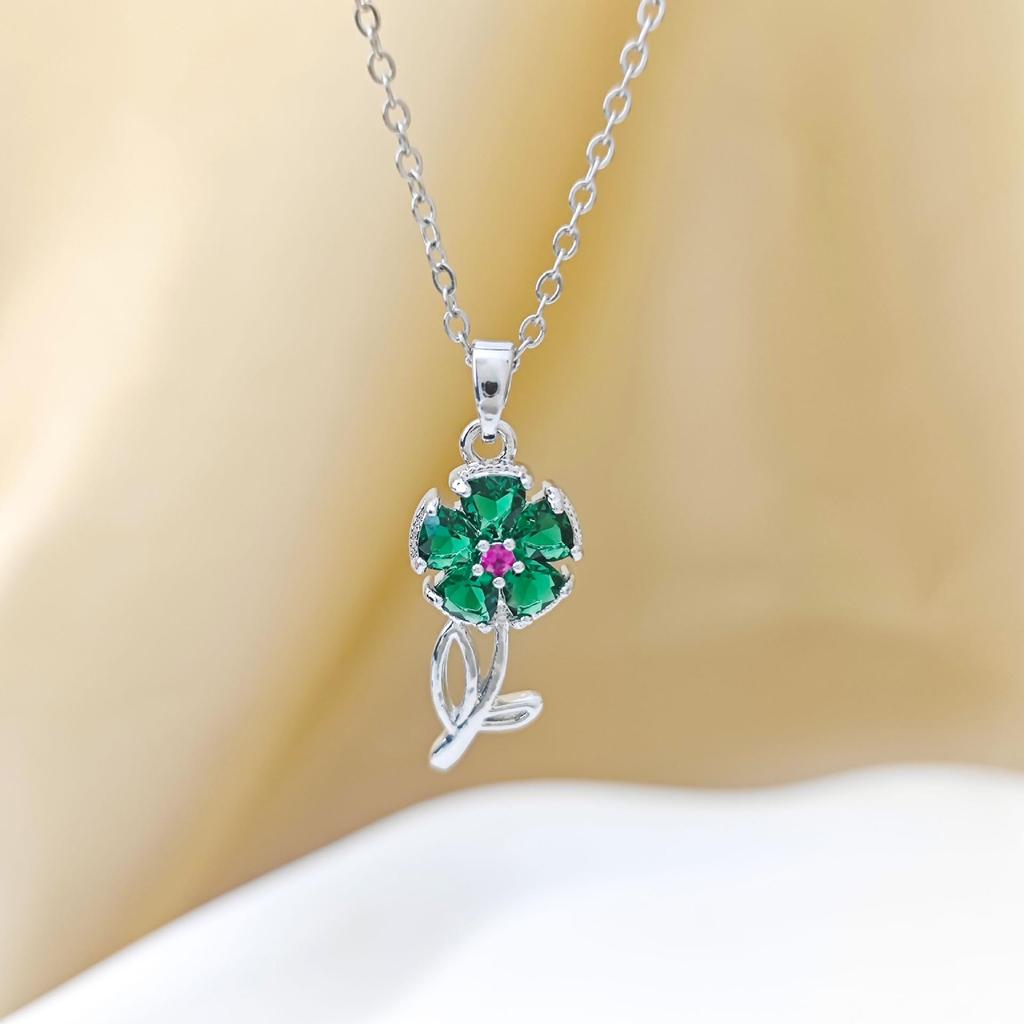 Elegant Sunflower Pendant Necklace - Unique Design for Women, Versatile and Luxurious