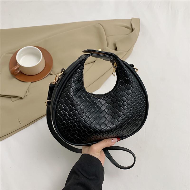 Vintage Fashion Handbag 2023 Winter New Crocodile Pattern Solid Color Casual Shoulder Crescent Bag Trendy Street Style Black Green Coffee Red White