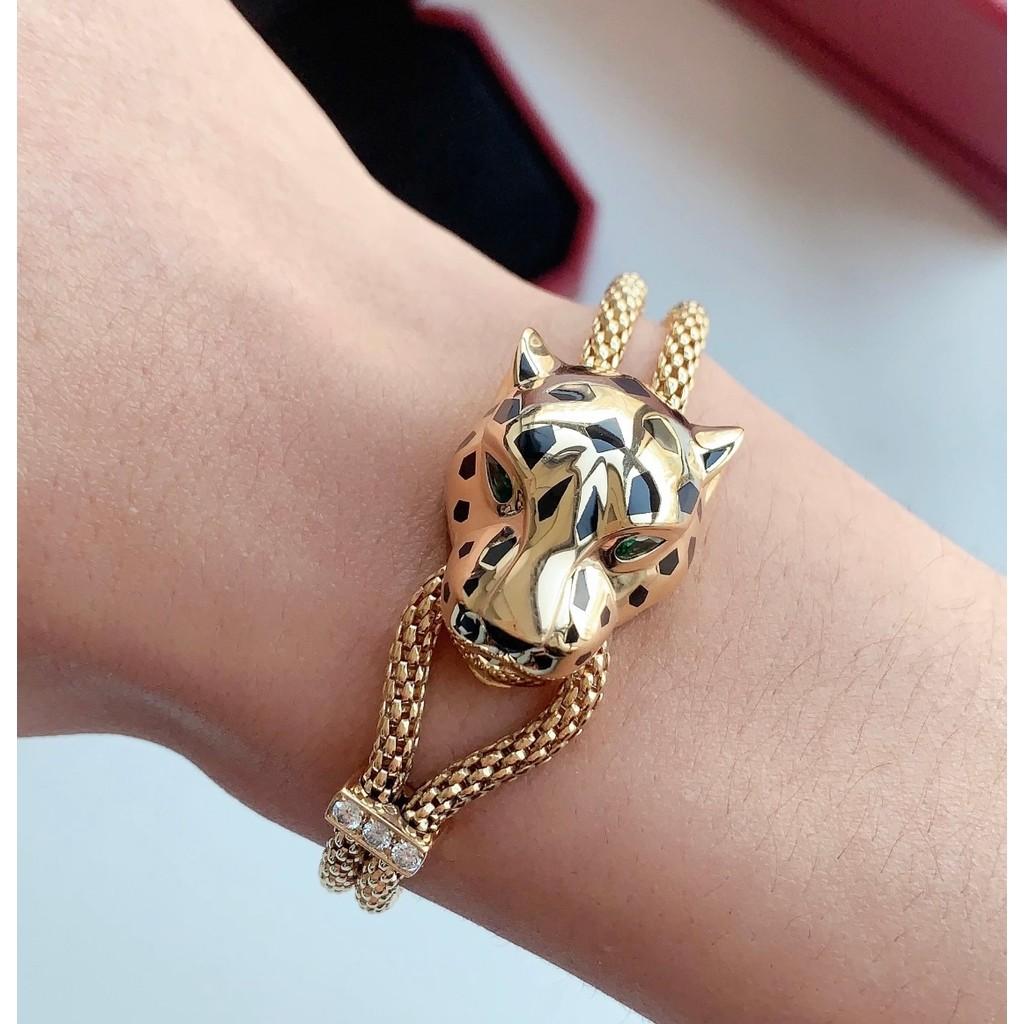 Náramok s leopardím vzorom zo subzlatého materiálu, galvanicky pokovovaný 18k zlatom a doplnený šperkami s leopardími očami v smaragdovej farbe