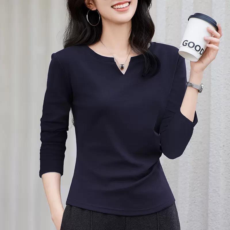 V-Ausschnitt Langarm T-Shirt für Damen im Herbst mit Falten und einem taillierten Oberteil, das eine stilvolle und vielseitige Innenschicht ausstrahlt