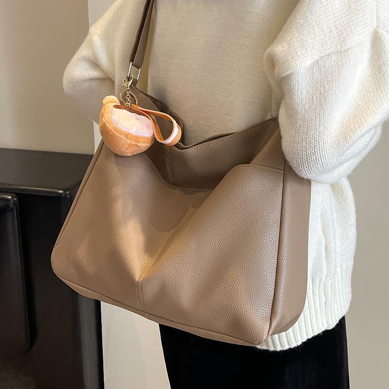 High End Niche Design Shoulder Bag for Women's New Commuter Tote Bag Fashionable and Versatile College Student Class Bag