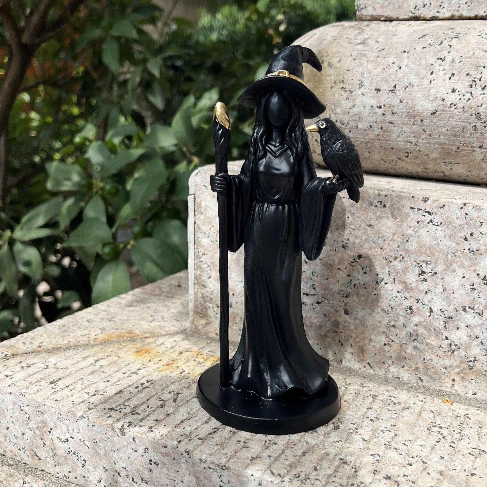 

Фигурка ведьмы на Хэллоуин в черной мантии и с золотым посохом, готическое украшение для дома, скульптура ворона для жуткой праздничной экспозиции