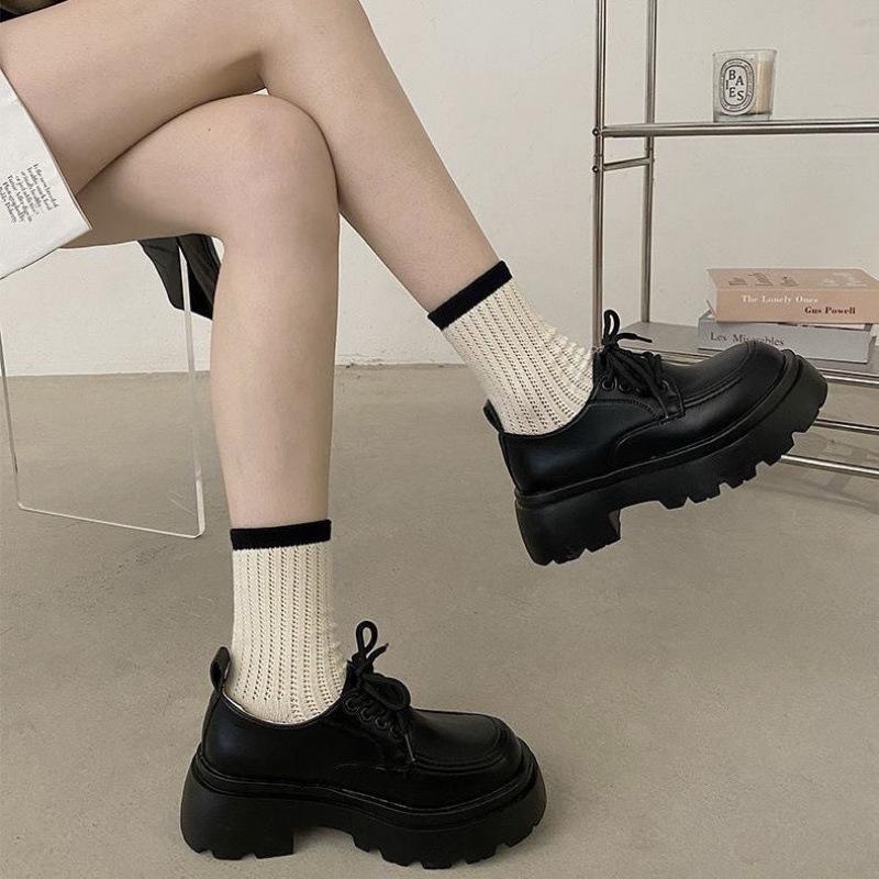 Dicker Absatz dicke Sohle weiße kleine Lederschuhe zum Schnüren Britischer Stil Retro Damen Koreanische Version Einzelne Schuhe neuer Trend im Sommer 2024