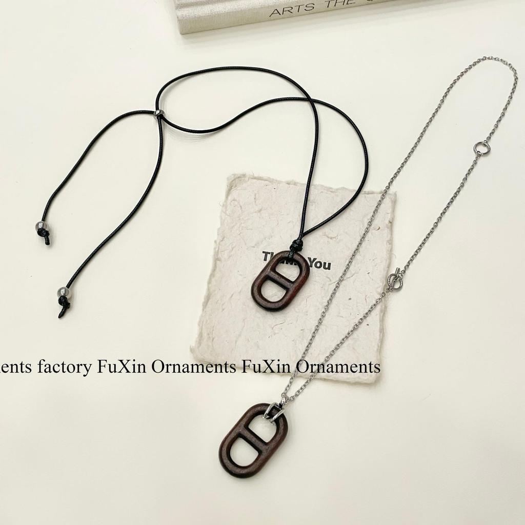 Ebony Pig Nose Pendant Sweater Necklace – Elegant and Versatile Women's Accessory