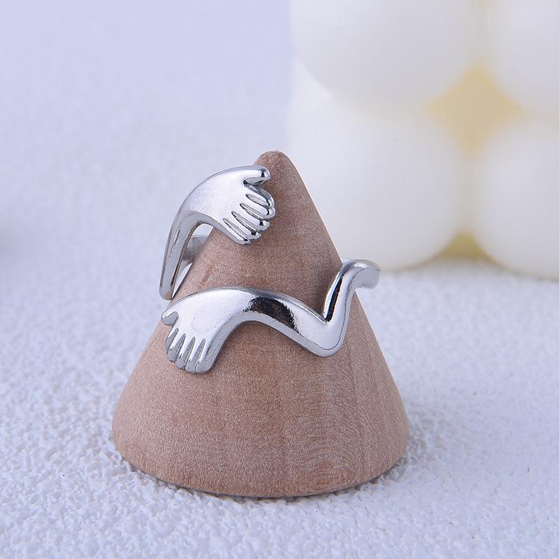 

Обхват кольца обеими руками. Женская мода. Личное кольцо с нестандартным отверстием. Креативное кольцо на ладонь и указательный палец.