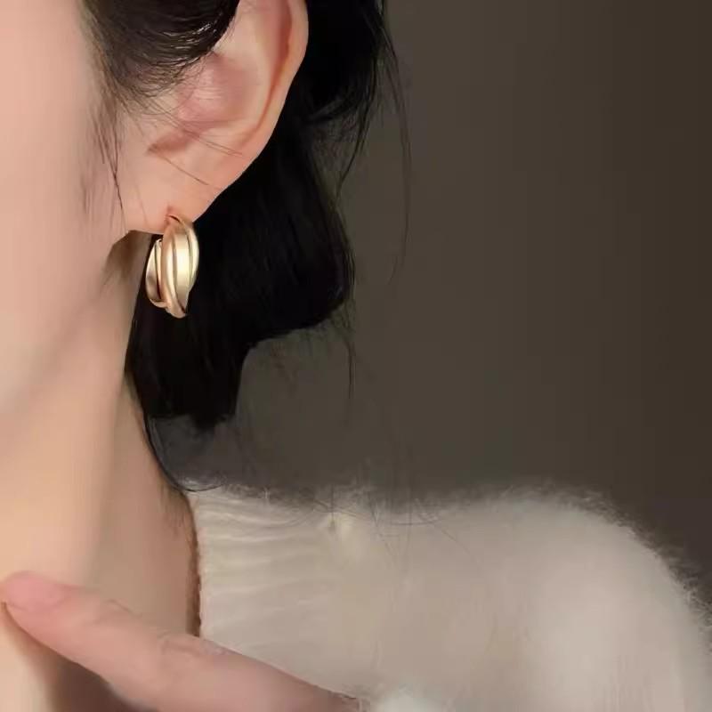 2025 Retro Gold Hong Kong Style Hoop Earrings: Lightweight, Luxurious Women's Ear Hoops with Metal Clips.