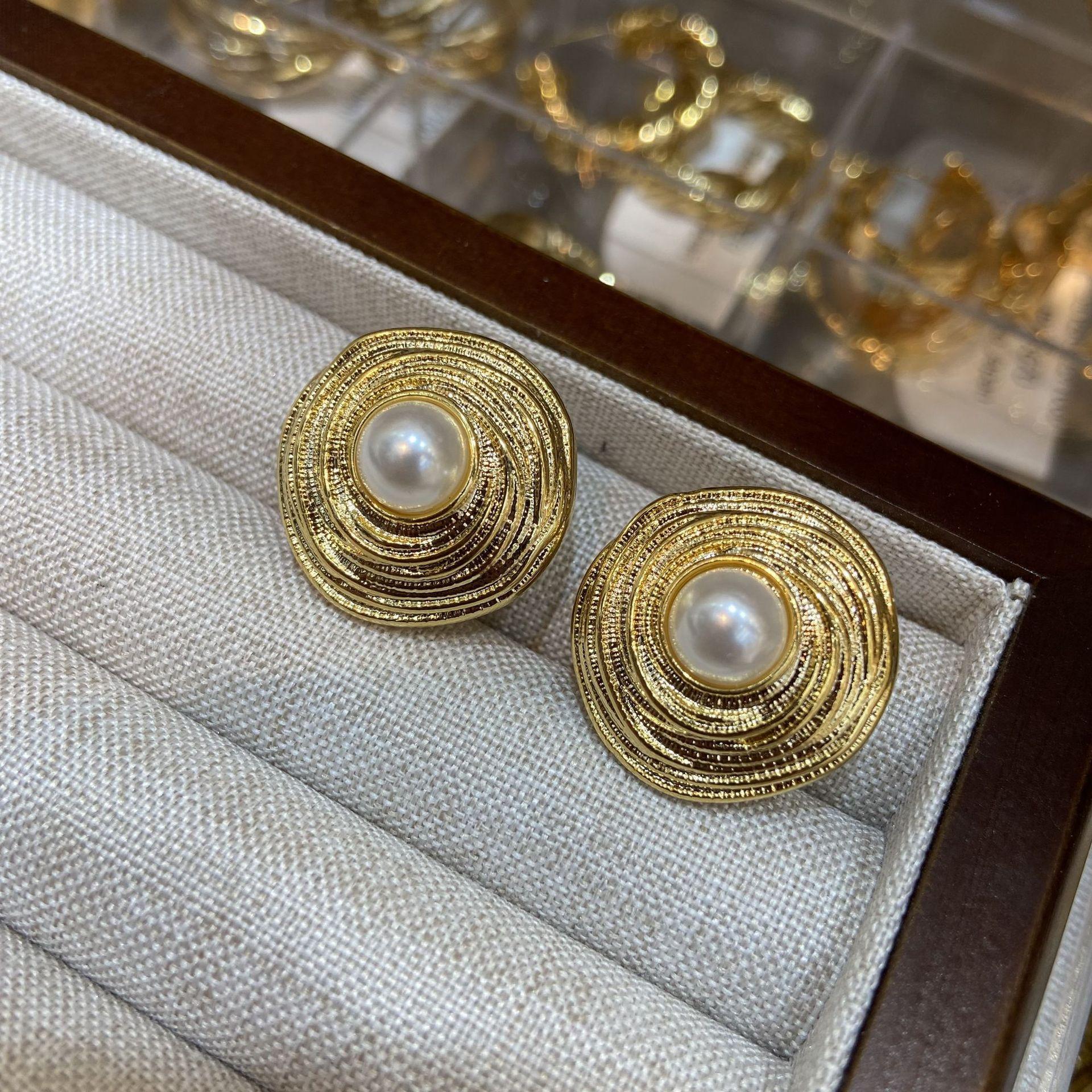 French Round Stud Earrings Women S Copper Gold-Plated Color-Preserving Earrings Round Retro Temperament Earrings Earrings