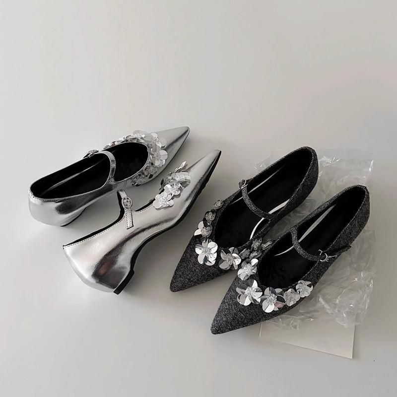 Pointed-toe Shoes with One-piece Buckle Strap for Adding Height in The Interior, Women's Style