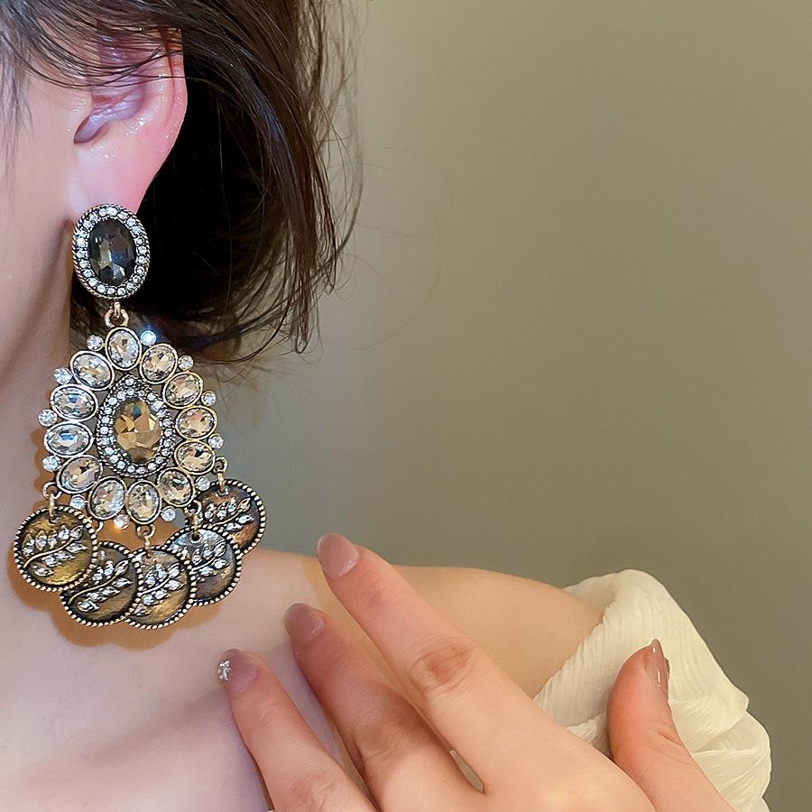 Silver Needle Retro Diamond-Inlaid Water Drop Tassel Earrings: Vintage Style, Light Luxury, High-End Feel, Fashionable Stud Accessories.