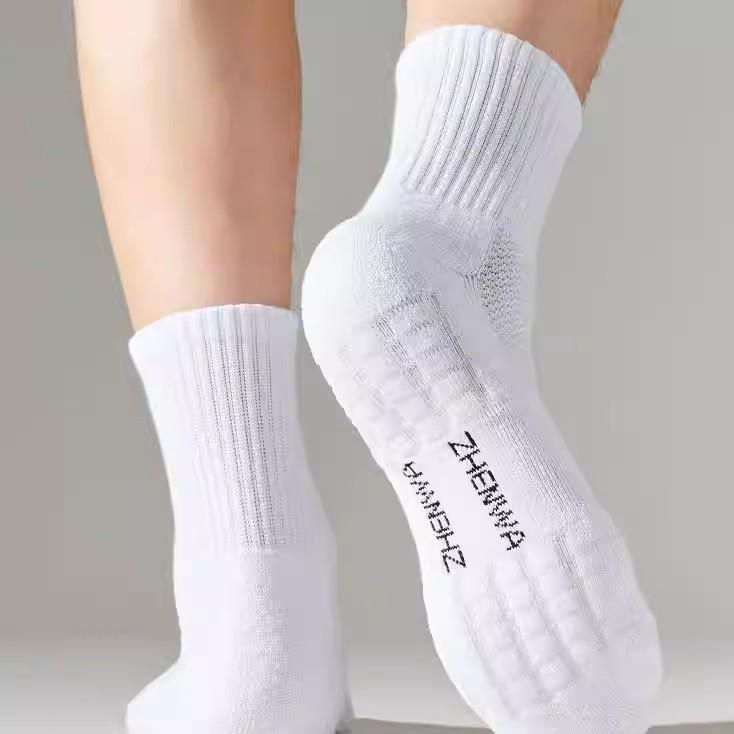 Black & White Solid Sport Socks: Cushioned, Simple, and Versatile for Basketball & Running.