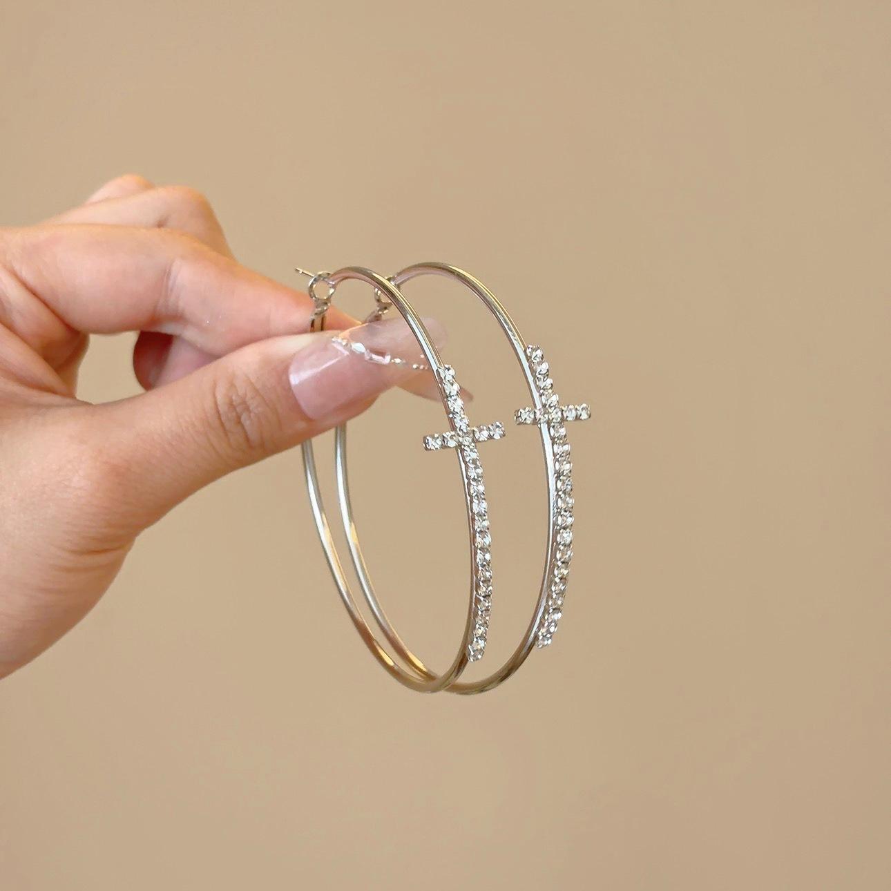 

Shiny Big Hollow Circle Cross Hoop Earrings for Women Exquisite Rhinestones Ear Buckles Earrings High-end Geometric Ear Zircon