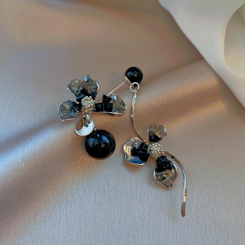 Silbernadel Glasperle Unregelmäßig Gefaltete Geometrische Ohrringe Schwarz Temperament Premium Ohrstecker Leichter Luxus Vielseitige Ohrringe