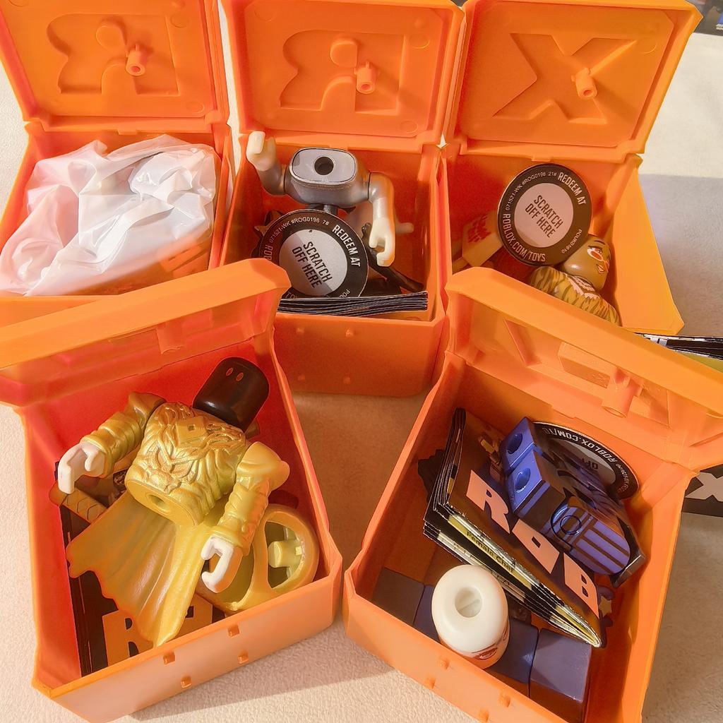 Non-Toxic 1 Box Random Game Redemption Code Box Cartoon Anime Games Peripheral Dolls That Can Be Assembled Children' Holiday Giftstoys