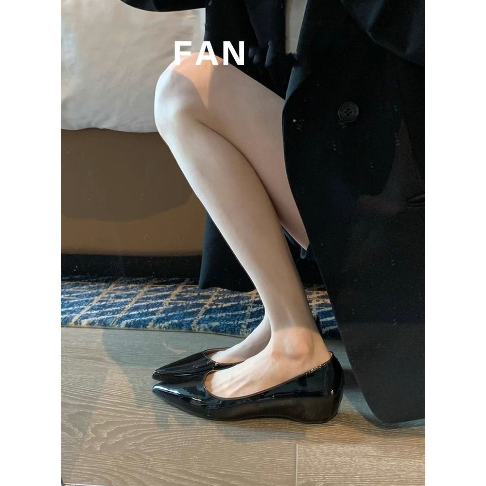 

2025 autumn and winter new French black inner height increase pointed flat shoes women s shallow mouth shoes versatile commuter shoes 40 чорний
