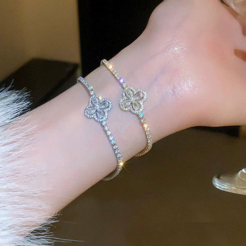 

Элегантный браслет с цирконием в виде четырехлистного клевера: Минималистичный цветочный дизайн высокого класса для женщин золотой